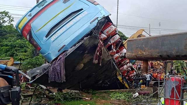 সীতাকুণ্ডে বাস উল্টে এক লেন থেকে আছড়ে পড়ল আরেক লেনে, নিহত ১